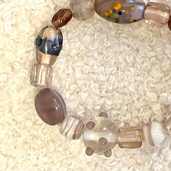 handmade lavender, purple, white glass hand painted beaded elastic bracelet - Picture 9 of 13